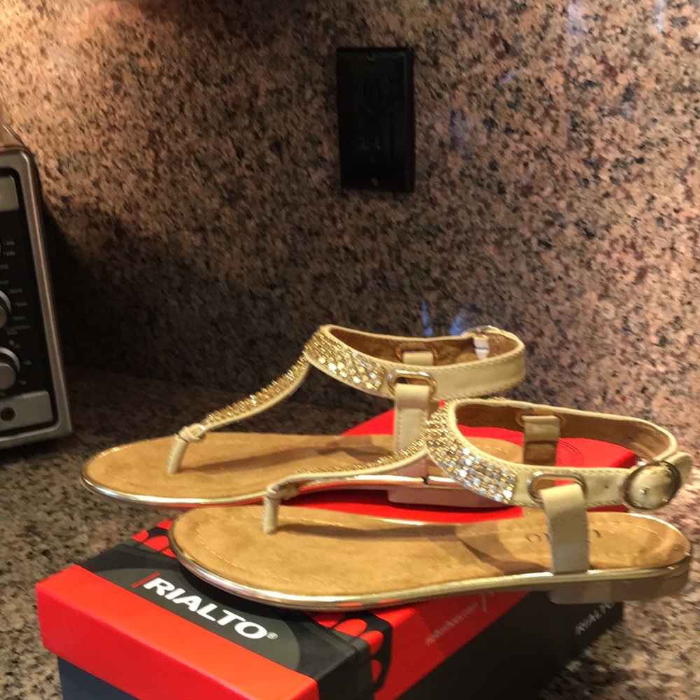 Rialto Tan Thong Sandal with Gold metal accents. Size 6. Excellent Condition